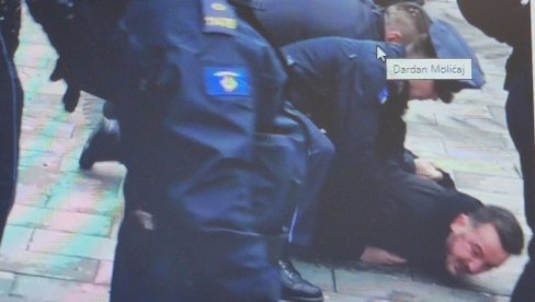 U PRIŠTINI PROTESTI PROTIV HAGA: Dimne bombe i suzavac ispred hotela gde je smeštena predsednica suda Ekaterina Trandafilova