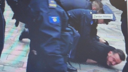 U PRIŠTINI PROTESTI PROTIV HAGA: Dimne bombe i suzavac ispred hotela gde je smeštena predsednica suda Ekaterina Trandafilova U PRIŠTINI PROTESTI PROTIV HAGA: Dimne bombe i suzavac ispred hotela gde je smeštena predsednica suda Ekaterina Trandafilova