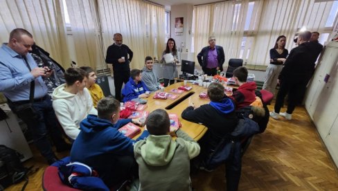 ДРЕСОВИ НА ПОКЛОН: Члан општинског већа Врачара наградио мале кошаркаше из ОШ Светозар Марковић ДРЕСОВИ НА ПОКЛОН: Члан општинског већа Врачара наградио мале кошаркаше из ОШ Светозар Марковић