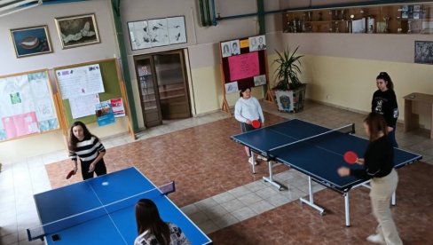 SARADNJA SA SEVERNOM MAKEDONIJOM: Poljoprivredna škola iz Svilajnca povezala se sa ustanovom iz Bitolja (FOTO) SARADNJA SA SEVERNOM MAKEDONIJOM: Poljoprivredna škola iz Svilajnca povezala se sa ustanovom iz Bitolja (FOTO)