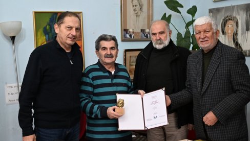APOLON DRAGANU BOGUTOVIĆU: Međunarodna književna nagrada uručena i novinaru Novosti APOLON DRAGANU BOGUTOVIĆU: Međunarodna književna nagrada uručena i novinaru Novosti