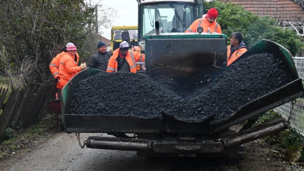 АСФАЛТИРА СЕ УЛИЦА У ЦРКВЕНЦУ: Једно од десет актуелних градилишпта у Свилајнцу (ФОТО) АСФАЛТИРА СЕ УЛИЦА У ЦРКВЕНЦУ: Једно од десет актуелних градилишпта у Свилајнцу (ФОТО)