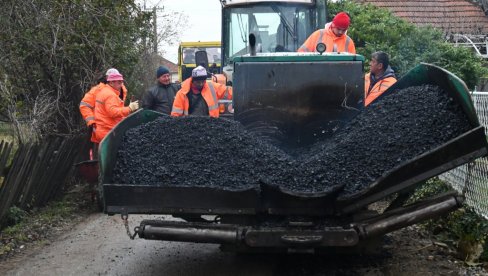 ASFALTIRA SE ULICA U CRKVENCU: Jedno od deset aktuelnih gradilišpta u Svilajncu (FOTO) ASFALTIRA SE ULICA U CRKVENCU: Jedno od deset aktuelnih gradilišpta u Svilajncu (FOTO)