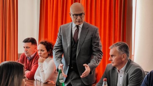 REZULTATI SU JASNI, ALI MORAMO JOŠ DA RADIMO: Predsednik SNS-a Miloš Vučević obišao Zlatiborski okrug (FOTO/VIDEO) REZULTATI SU JASNI, ALI MORAMO JOŠ DA RADIMO: Predsednik SNS-a Miloš Vučević obišao Zlatiborski okrug (FOTO/VIDEO)
