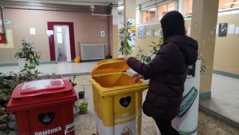 SREDNJOŠKOLCI UČILI O ZAŠTITI ŽIVOTNE SREDINE: „Čepom do osmeha“ održalo edukativne radionice u Nišu