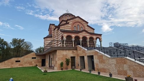 IMENA JUNAKA UKRAS KRIPTE U DUVANIŠTU: Ministar Nikola Selaković potpisao sporazum sa Episkopom Niškim Arsenijem IMENA JUNAKA UKRAS KRIPTE U DUVANIŠTU: Ministar Nikola Selaković potpisao sporazum sa Episkopom Niškim Arsenijem