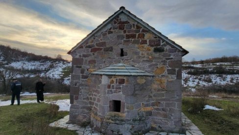 OTAC STANIŠA SE POMOLIO ISPRED ZAKATANČENE CRKVE: Sveštenik SPC obišao oskrnavljen hram kod Podujeva OTAC STANIŠA SE POMOLIO ISPRED ZAKATANČENE CRKVE: Sveštenik SPC obišao oskrnavljen hram kod Podujeva