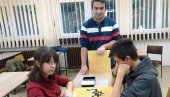 НЕОБИЧНО ТАКМИЧЕЊЕ У МАШИНСКОЈ ШКОЛИ У ПАРАЋИНУ: Укрштају каменчиће - вежбају вијуге НЕОБИЧНО ТАКМИЧЕЊЕ У МАШИНСКОЈ ШКОЛИ У ПАРАЋИНУ: Укрштају каменчиће - вежбају вијуге