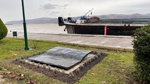 POSTAVLJENI TALAS I SKULPTURA-OBJEKAT: Ulepšan gradski park u Velikom Gradištu POSTAVLJENI TALAS I SKULPTURA-OBJEKAT: Ulepšan gradski park u Velikom Gradištu