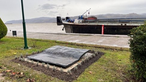 POSTAVLJENI TALAS I SKULPTURA-OBJEKAT: Ulepšan gradski park u Velikom Gradištu