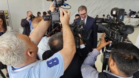 VELIKO INTERESOVANJE STRANIH MEDIJA: Brojni novinari čekali na izjave predsednika Vučića u Dubaiju (VIDEO)