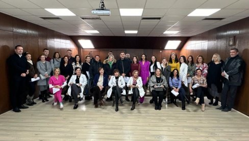 KOVID HEROJI DOBILI STALNI POSAO: Dom zdravlja u Trsteniku u svojim redovima ima još 30 zaposlenih (FOTO) KOVID HEROJI DOBILI STALNI POSAO: Dom zdravlja u Trsteniku u svojim redovima ima još 30 zaposlenih (FOTO)