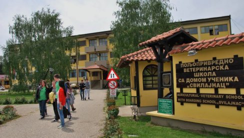 PREDUZETNICI IZ KLUPE: Značajna postignuća đaka Poljoprivredne škole u Svilajncu PREDUZETNICI IZ KLUPE: Značajna postignuća đaka Poljoprivredne škole u Svilajncu