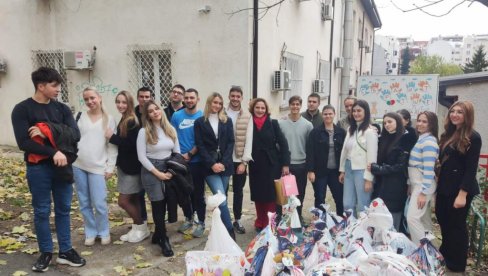 MALIŠANIMA ULEPŠALI PRAZNIKE: Beogradski studenti sa kolegama iz regiona uručili paketiće deci Svratišta MALIŠANIMA ULEPŠALI PRAZNIKE: Beogradski studenti sa kolegama iz regiona uručili paketiće deci Svratišta