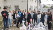 MALIŠANIMA ULEPŠALI PRAZNIKE: Beogradski studenti sa kolegama iz Regiona uručili paketići deci Svratišta