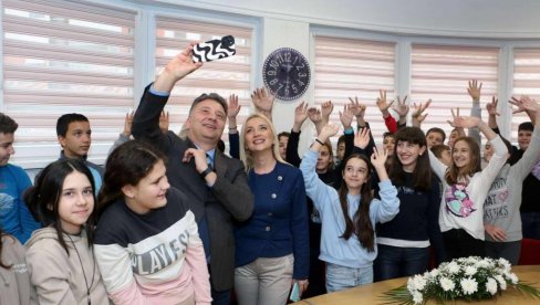 БРЗИ ИНТЕРНЕТ У ШКОЛАМА: Министар информисања у Великој Плани и Смедереву БРЗИ ИНТЕРНЕТ У ШКОЛАМА: Министар информисања у Великој Плани и Смедереву