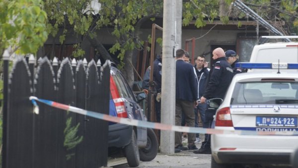 ПРВЕ СЛИКЕ СА МЕСТА ЗЛОЧИНА У КАЛУЂЕРИЦИ: Отац убио сина, па пресудио себи, злочину претходила свађа? (ФОТО) ПРВЕ СЛИКЕ СА МЕСТА ЗЛОЧИНА У КАЛУЂЕРИЦИ: Отац убио сина, па пресудио себи, злочину претходила свађа? (ФОТО)