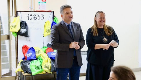 LOKALNA RAČUNARSKA MREŽA I BRZI INTERNET: Ministar Jovanović posetio osnovne škole u Velikoj Plani i Smederevu LOKALNA RAČUNARSKA MREŽA I BRZI INTERNET: Ministar Jovanović posetio osnovne škole u Velikoj Plani i Smederevu