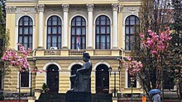 ЗА НОВЕ ИДЕЈЕ: Прва крагујевачка гимназија добила савремену учионицу ЗА НОВЕ ИДЕЈЕ: Прва крагујевачка гимназија добила савремену учионицу