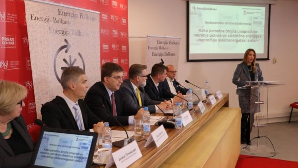 КРЕНУЛА УГРАДЊА ПАМЕТНИХ БРОЈИЛА: Ђедовић - Држава обезбедила 180 милиона евра за улагања у електро мрежу КРЕНУЛА УГРАДЊА ПАМЕТНИХ БРОЈИЛА: Ђедовић - Држава обезбедила 180 милиона евра за улагања у електро мрежу