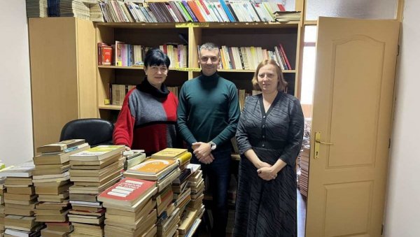 ПОКЛОНИЛИ КЊИГЕ: Донација Националног савета румунске националне мањине ПОКЛОНИЛИ КЊИГЕ: Донација Националног савета румунске националне мањине