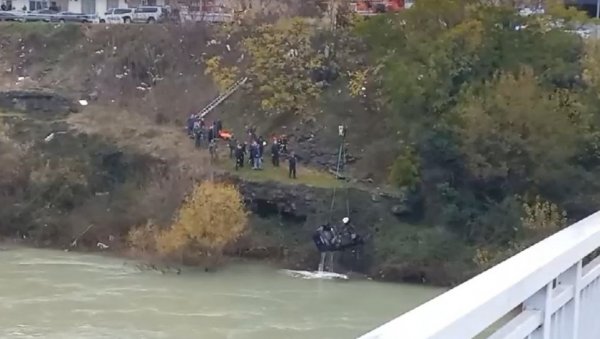 ДАО ЈЕ ГАС И ВОЗИЛОМ СЛЕТЕО У МОРАЧУ: Полиција открила нове детаље трагедије у Подгорици ДАО ЈЕ ГАС И ВОЗИЛОМ СЛЕТЕО У МОРАЧУ: Полиција открила нове детаље трагедије у Подгорици