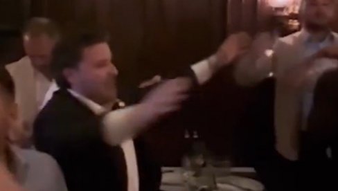 POGODILA GA PESMA: Pogledjate kako se Dritan Abazović veselio u beogradskoj kafani (VIDEO) POGODILA GA PESMA: Pogledjate kako se Dritan Abazović veselio u beogradskoj kafani (VIDEO)