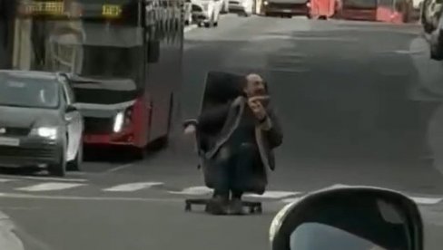 NESVAKIDAŠNJI PRIZOR NA ZELENOM VENCU: Muškarac se provozao u kancelarijskoj stolici (VIDEO) NESVAKIDAŠNJI PRIZOR NA ZELENOM VENCU: Muškarac se provozao u kancelarijskoj stolici (VIDEO)