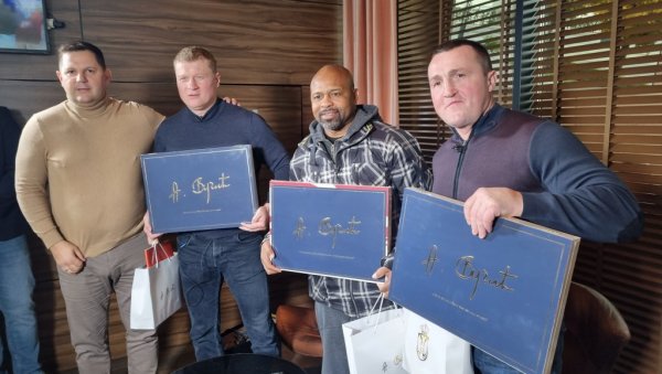 РУСИ И АМЕРИКАНАЦ ЗАЈЕДНО У БЕОГРАДУ: Добили поклон од председника Вучића пред почетак изградње националног тренинг центра (ФОТО) РУСИ И АМЕРИКАНАЦ ЗАЈЕДНО У БЕОГРАДУ: Добили поклон од председника Вучића пред почетак изградње националног тренинг центра (ФОТО)