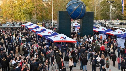 VELIKI SKUP U ARENI: Građani i dalje pristižu da podrže listu Aleksandar Vučić - Srbija ne sme da stane (FOTO)