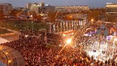 DESETINE HILJADA LJUDI OSTALO ISPRED ARENE: Ne mogu da uđu, Arena već puna (VIDEO) DESETINE HILJADA LJUDI OSTALO ISPRED ARENE: Ne mogu da uđu, Arena već puna (VIDEO)