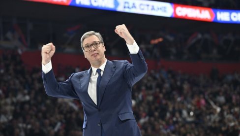 OVACIJE VUČIĆU KAD JE IZAŠAO NA BINU: Arenom se ori Aco, Srbine OVACIJE VUČIĆU KAD JE IZAŠAO NA BINU: Arenom se ori Aco, Srbine