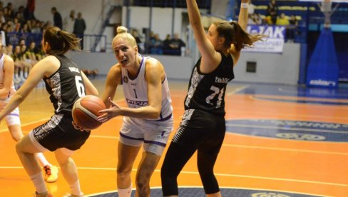 SLAVLJE „MALENIH“ POSLE PRODUŽETKA: Košarkašice Kraljeva pobedile Partizan pred svojim navijačima SLAVLJE „MALENIH“ POSLE PRODUŽETKA: Košarkašice Kraljeva pobedile Partizan pred svojim navijačima