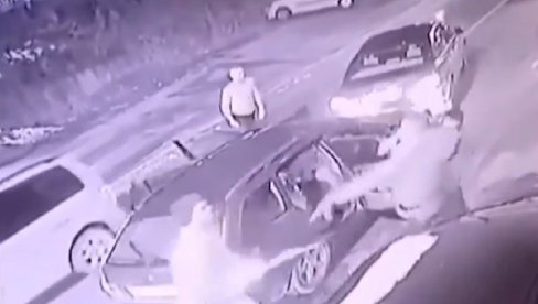PALICAMA PRETUKLI MUŠKARCA PRED ŽENOM I DETETOM: Jeziva scena u Novom Pazaru - kolima blokirali auto, trojica udarila na jednoga (VIDEO) PALICAMA PRETUKLI MUŠKARCA PRED ŽENOM I DETETOM: Jeziva scena u Novom Pazaru - kolima blokirali auto, trojica udarila na jednoga (VIDEO)