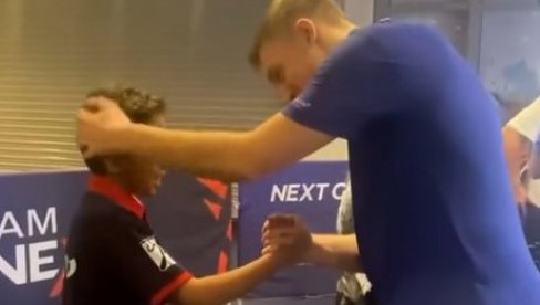 HAMADE, VELIKI SI ČOVEK: Međedović pokorio teniski svet pa uradio nešto o čemu bruji svet (VIDEO) HAMADE, VELIKI SI ČOVEK: Međedović pokorio teniski svet pa uradio nešto o čemu bruji svet (VIDEO)