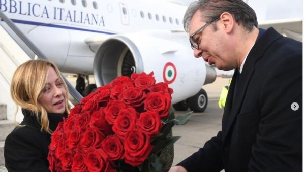 ВУЧИЋ ДОЧЕКАО МЕЛОНИ НА АЕРОДРОМУ: Италија је један од најважнијих политичких и економских партнера наше земље (ФОТО) ВУЧИЋ ДОЧЕКАО МЕЛОНИ НА АЕРОДРОМУ: Италија је један од најважнијих политичких и економских партнера наше земље (ФОТО)