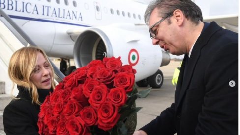 VUČIĆ DOČEKAO MELONI NA AERODROMU: Italija je jedan od najvažnijih političkih i ekonomskih partnera naše zemlje (FOTO) VUČIĆ DOČEKAO MELONI NA AERODROMU: Italija je jedan od najvažnijih političkih i ekonomskih partnera naše zemlje (FOTO)