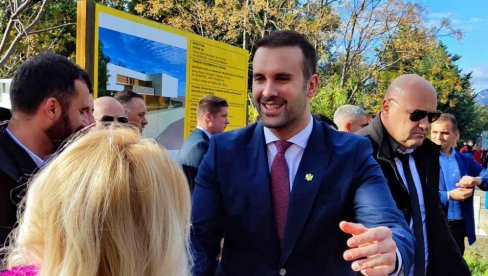 ПРЕМИЈЕР СПАЈИЋ: Применићемо немачки модел - Политичарима није место у столицама извршних директора државних предузећа ПРЕМИЈЕР СПАЈИЋ: Применићемо немачки модел - Политичарима није место у столицама извршних директора државних предузећа