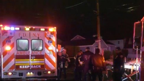 DEVOJČICU (11) IZBO ISPRED KUĆE, PA KRENUO U KRVAVI PIR: Užas u NJujorku, ubijeno dvoje dece i dvoje odraslih! (FOTO/VIDEO) DEVOJČICU (11) IZBO ISPRED KUĆE, PA KRENUO U KRVAVI PIR: Užas u NJujorku, ubijeno dvoje dece i dvoje odraslih! (FOTO/VIDEO)