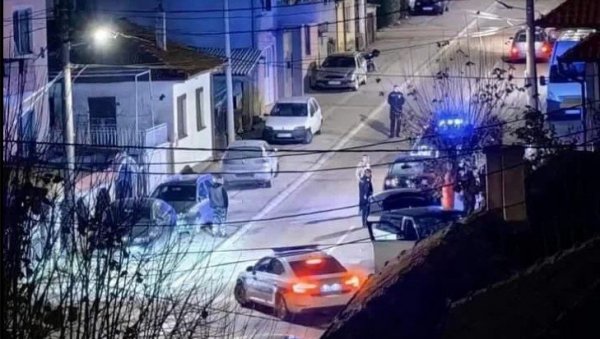 ОЦА И СИНА РАНИО ВЛАСНИК ФАБРИКЕ НАМЕШТАЈА? Новости откривају - Осумњичени за јутрошњу пуцњаву у Врању претучен у обрачуну (ФОТО) ОЦА И СИНА РАНИО ВЛАСНИК ФАБРИКЕ НАМЕШТАЈА? Новости откривају - Осумњичени за јутрошњу пуцњаву у Врању претучен у обрачуну (ФОТО)