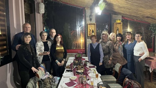 СРЕЛИ СЕ ПОСЛЕ ЧЕТИРИ ДЕЦЕНИЈЕ: Уз сузе и емоције срели се матуранти Зрењанинске гимназије рођени давне 1964. године СРЕЛИ СЕ ПОСЛЕ ЧЕТИРИ ДЕЦЕНИЈЕ: Уз сузе и емоције срели се матуранти Зрењанинске гимназије рођени давне 1964. године