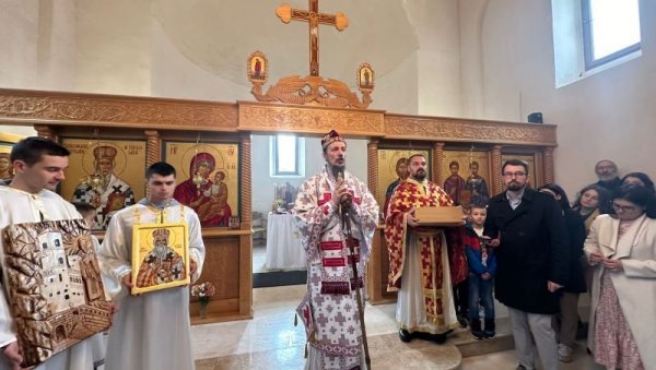 ВЕЛИКИ ДАН ЗА ВЕРНИКЕ ИЗ МОСТАРА Црква у Благају чува одежду Светог Василија ВЕЛИКИ ДАН ЗА ВЕРНИКЕ ИЗ МОСТАРА Црква у Благају чува одежду Светог Василија