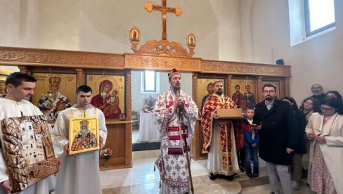ВЕЛИКИ ДАН ЗА ВЕРНИКЕ ИЗ МОСТАРА Црква у Благају чува одежду Светог Василија ВЕЛИКИ ДАН ЗА ВЕРНИКЕ ИЗ МОСТАРА Црква у Благају чува одежду Светог Василија