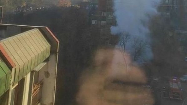 АУТО БУКТИЊА НА БАЊИЦИ: Ватрена стихија захватила возило - дим куља на све стране (ВИДЕО) АУТО БУКТИЊА НА БАЊИЦИ: Ватрена стихија захватила возило - дим куља на све стране (ВИДЕО)