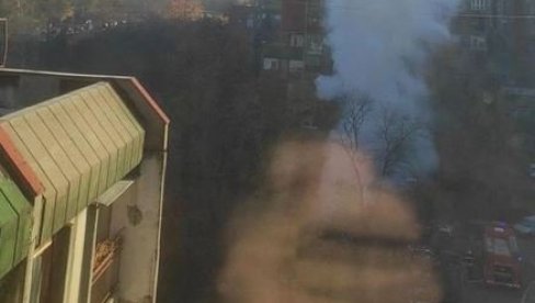 AUTO BUKTINJA NA BANJICI: Vatrena stihija zahvatila vozilo - dim kulja na sve strane (VIDEO) AUTO BUKTINJA NA BANJICI: Vatrena stihija zahvatila vozilo - dim kulja na sve strane (VIDEO)