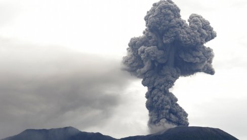 U ERUPCIJI VULKANA U INDONEZIJI STRADALO 11 PLANINARA: Sela i gradovi prekriveni tonama pepela (FOTO/VIDEO) U ERUPCIJI VULKANA U INDONEZIJI STRADALO 11 PLANINARA: Sela i gradovi prekriveni tonama pepela (FOTO/VIDEO)