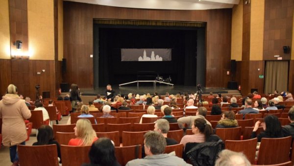 Вечерас бесплатна представа за Петровчане Вечерас бесплатна представа за Петровчане