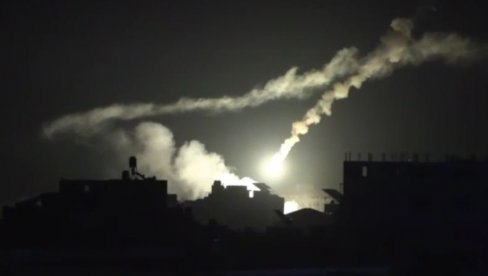EKSPLOZIJA RAKETA OSVETLILA NEBO IZNAD GAZE: Nastavljen sukob Izraela i Hamasa (VIDEO) EKSPLOZIJA RAKETA OSVETLILA NEBO IZNAD GAZE: Nastavljen sukob Izraela i Hamasa (VIDEO)