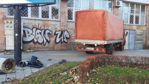 HAOS U CENTRU KRUŠEVCA: Kamion se zakucao u zgradu RFZO (VIDEO) HAOS U CENTRU KRUŠEVCA: Kamion se zakucao u zgradu RFZO (VIDEO)