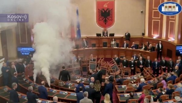 ХАОС У АЛБАНСКОЈ СКУПШТИНИ: Прекинута седница - посланици опозиције сукобили се са обезбеђењем ХАОС У АЛБАНСКОЈ СКУПШТИНИ: Прекинута седница - посланици опозиције сукобили се са обезбеђењем